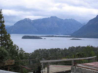 バリローチェの湖とアンデスの一部