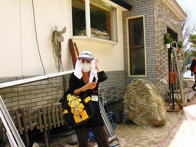 〇 静岡から福祉ボランテアで交代要員として派遣された娘さん。<br />お風呂が入りたいというけどここには無いの、隣町の釜石には自衛隊の野戦風呂がある。<br />送り迎えしてやろうか言えば、お願いしますと。でもミーチングが有るからダメだと、今のボスが言うよ。<br />車もガソリンもあるんだ、バスを仕立てろと具申しましたよ。