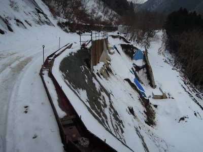 半分だけ修理された国道306号