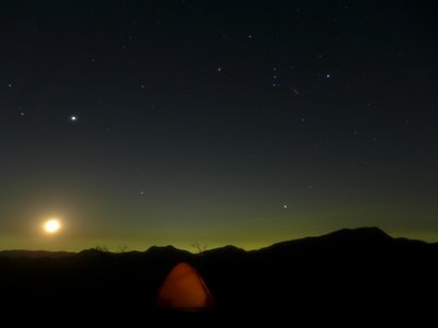 鈴鹿の山稜に輝く冬の星と月<br />tuki