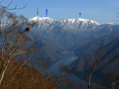 能郷白山・イソクラ、眼下には徳山ダム湖が見える