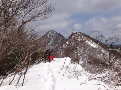 DSC02252.jpg (199.7 KiB) 閲覧された回数 4724 回 雪庇も少なめ