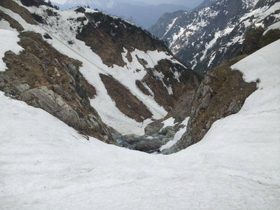 六ノ沢出合から大滝上部を見下ろす
