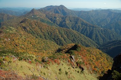 上から見ると東陵は正に石鎚の背骨。左上の尖った山の下の白いところが『土小屋』という登山口の一つ。