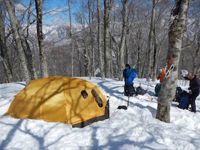 早々にテント設営、宴会モード突入