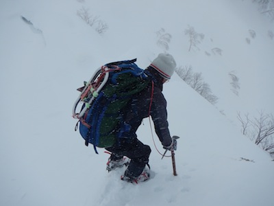 足下が見えないリッジを下る