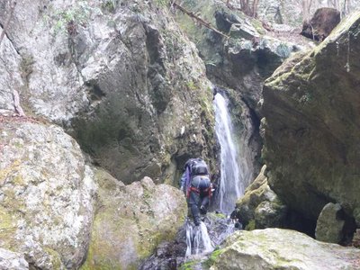 P1060465.jpg (109.49 KiB) 閲覧された回数 4088 回 大岩の間を落ちる滝