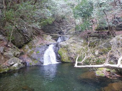 大釜を持った2段10m滝