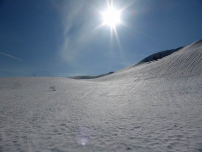 太陽が眩しい（経ヶ岳から中岳に向かう途中）