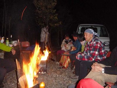 P1060573.jpg (60.71 KiB) 閲覧された回数 14688 回 たき火をしながら夜話を聞く