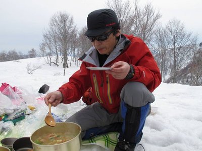 自慢のパエリアをつくるNakanoさん