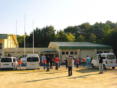 〇　朝の体操をしてから団体行動です