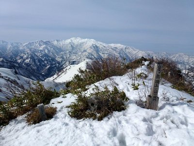 P1020706.JPG (234.08 KiB) 閲覧された回数 3710 回 笈ヶ岳山頂にて