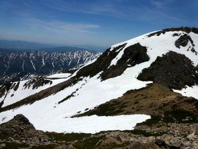 P1000692.JPG (209.66 KiB) 閲覧された回数 11735 回 剣ヶ峰から小カンクラ雪渓上部の様子をうかがう(右は御前峰)
