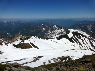 P1000691.JPG (180.14 KiB) 閲覧された回数 11735 回 剣ヶ峰からヒルバオ雪渓の様子をうかがう