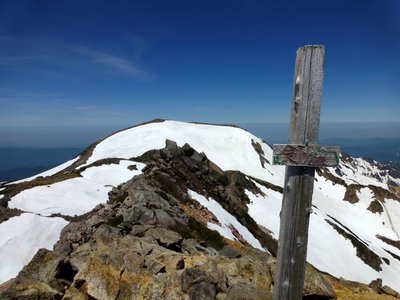 P1000681.JPG (182.98 KiB) 閲覧された回数 11734 回 剣ヶ峰山頂(向こうに見える白いのは大汝峰)