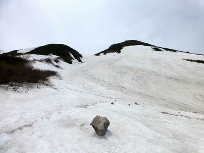 P1020486.JPG (142.5 KiB) 閲覧された回数 11670 回 小カンクラ雪渓には落石が多かった