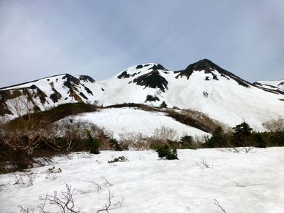 P1020478.JPG (189.55 KiB) 閲覧された回数 11666 回 東面台地から御前峰と剣ヶ峰を見上げる
