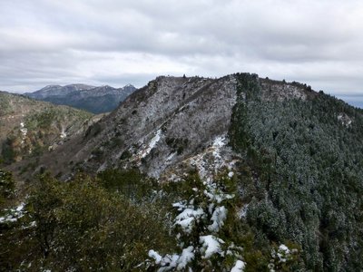 犬帰りの険の頭から宮指路岳を撮った写真