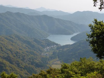 P1050271.JPG (198.29 KiB) 閲覧された回数 3798 回 新桑竈集落と古和浦湾を一望する