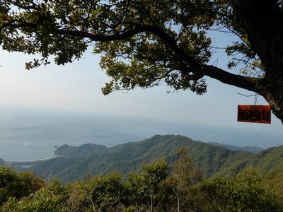 P1050280.JPG (273.83 KiB) 閲覧された回数 3784 回 姫越山から熊野灘、芦浜を望む