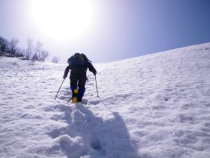 雪渓を歩く