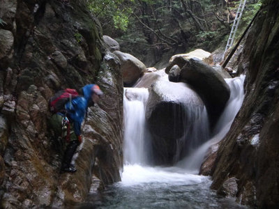 sP1070280.jpg (86.96 KiB) 閲覧された回数 10193 回 最後のチョックストーン滝 右側の流れを突破