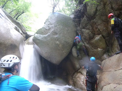 P1070249.jpg (74.49 KiB) 閲覧された回数 10193 回 七つ釜の廊下のチョックストーンを登る