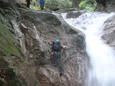 5m滝を登るたろーさん