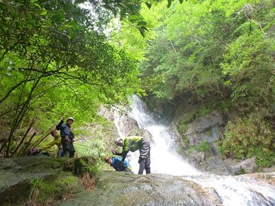 20140705矢原川本谷04.jpg (183.05 KiB) 閲覧された回数 9448 回 下不動滝前衛滝の前で