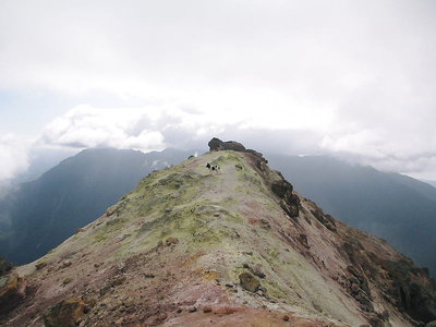 硫黄の山、足元は湯気が出てる