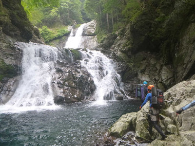 P1070458.jpg (108.21 KiB) 閲覧された回数 11771 回 7m斜滝と30m滝(奥)