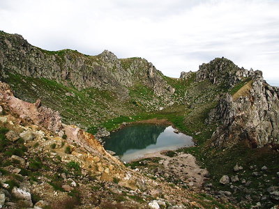 火口湖に降りて行くよ