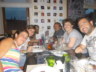 夜はワインを飲みながらわいわいやっています