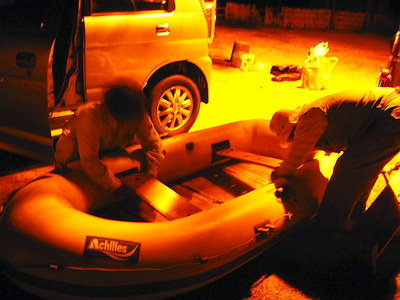 ● ボートを組み立てるジサマ青秋、元気いいなあ（＾＾）