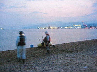 ● 空が白み始める、今から沖に出るぞ。<br />釣れると良いねと分かれる、緑ちゃんも真似しようです