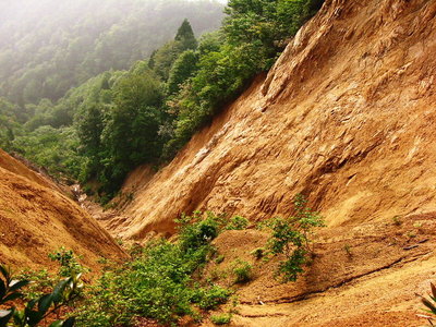 崩落.JPG (253.66 KiB) 閲覧された回数 6015 回 ● 崩落はまだマダ進行形だなあ、生々しい崩れ肌だよなあ