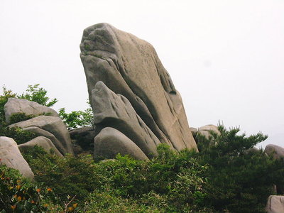 なんだこの顔.JPG (129.49 KiB) 閲覧された回数 6377 回 ● インデアンの髪飾りのような岩だ