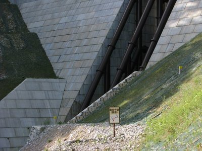 次々と建設される堰堤