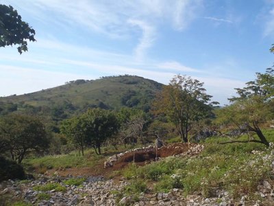 避難小屋下段のトイレの大穴（展望丘をバックに・・・・・完成後が・・・・不安）