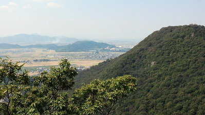 赤神山から、右に小脇山