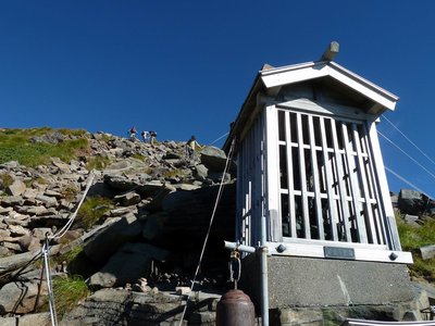 P1020919.JPG (233.38 KiB) 閲覧された回数 18405 回 9合目の金剛童子の祠