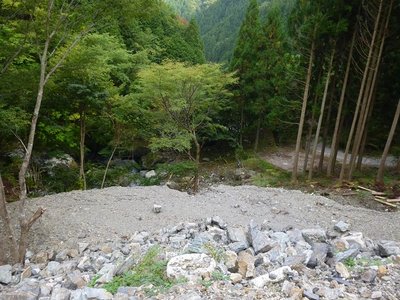 千秋倉庫跡.jpg (234.67 KiB) 閲覧された回数 9727 回 右上の倉庫がポッカリ無くなってます