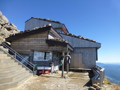 「頂上山荘」は上にある