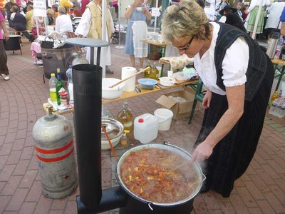 お祭りで鍋を作ってました
