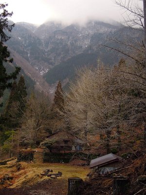 在りし日の千秋社本宅と手前は事務・倉庫棟。<br />ガスに煙る山は、千秋峰（檜塚）。