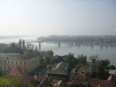 エステルゴムの町とドナウ川(橋の向こうはスロバキア）