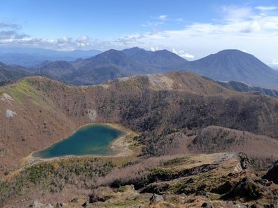 奥白根山から、女峰山、大真名子山、男体山（右に中禅寺湖）を眺望する