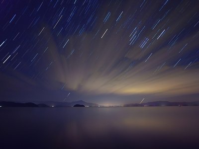 昇るオリオン湖面に光る雲