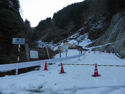 鞍掛橋のたもとから林道入口を見ると土嚢が積み上げられています（2014/1/5）
